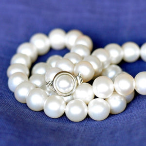 White Pearl Necklace (Medium Pearls)